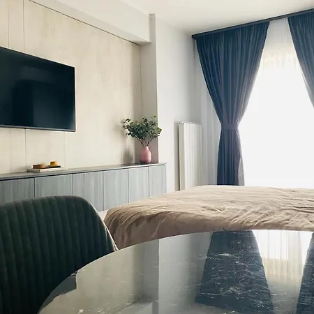 דירה Evadari Urbane, 2 En-suite Studios, Cazino, מאמאיה